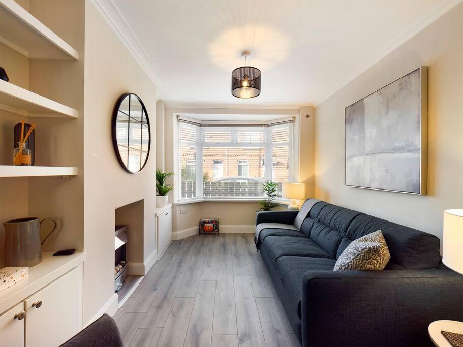 It's Broadway Baby! Great House Close To Centre Belfast