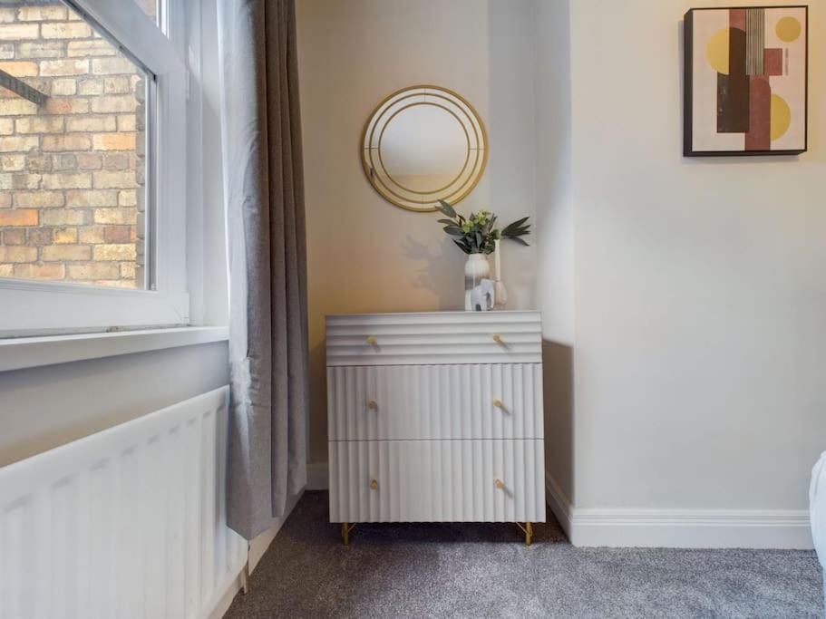 It's Broadway Baby! Great House Close To Centre Holiday home *