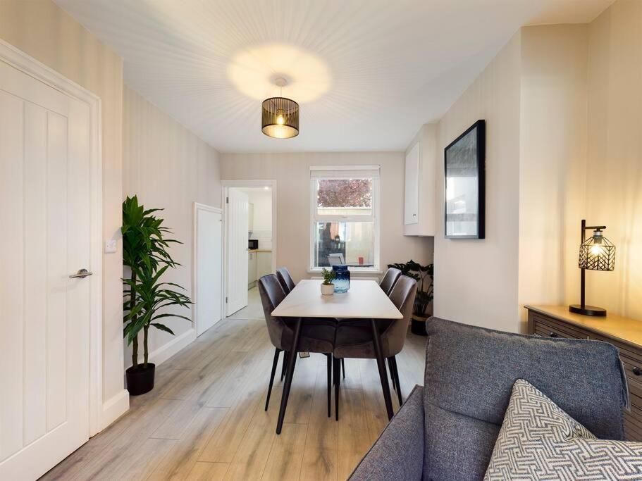 It's Broadway Baby! Great House Close To Centre