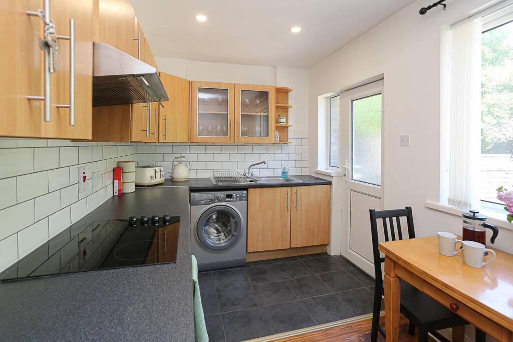 2 Bedroom House In With Garden Holiday home Belfast