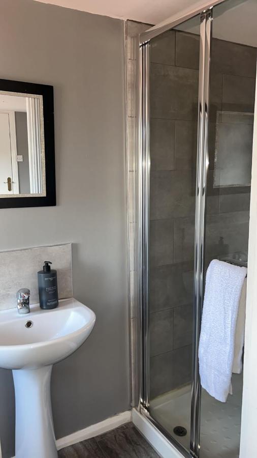 Massive 4 Bed Walking Distance To The Lights, Perfect For Business Trips Holiday home *
