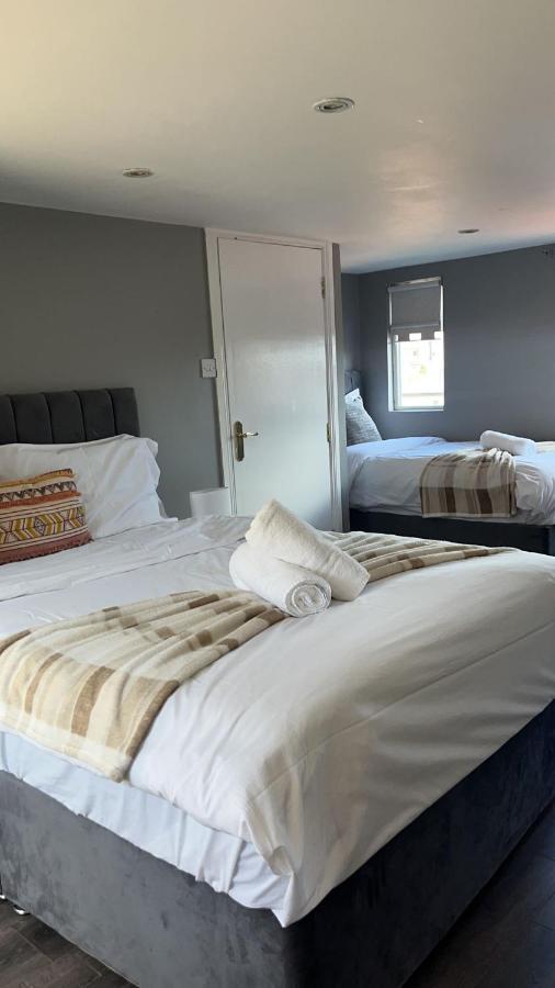 Massive 4 Bed Walking Distance To The Lights, Perfect For Business Trips * Belfast