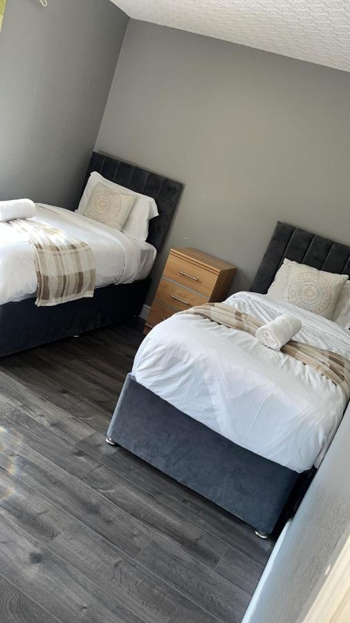 Massive 4 Bed Walking Distance To The Lights, Perfect For Business Trips Holiday home *