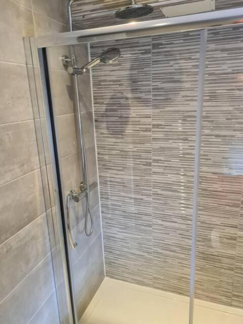 Holiday home Massive 4 Bed Walking Distance To The Lights, Perfect For Business Trips *