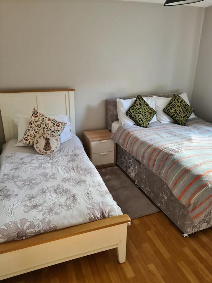 Massive 4 Bed Walking Distance To The Lights, Perfect For Business Trips Holiday home
