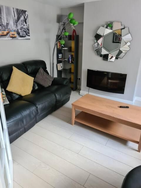 Holiday home Massive 4 Bed Walking Distance To The Lights, Perfect For Business Trips *