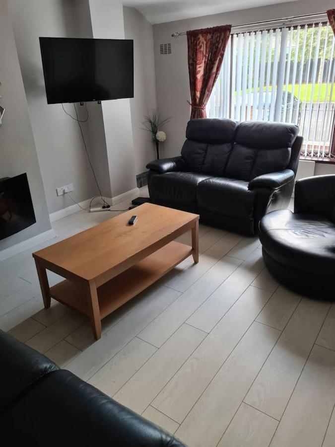 Massive 4 Bed Walking Distance To The Lights, Perfect For Business Trips Holiday home Belfast