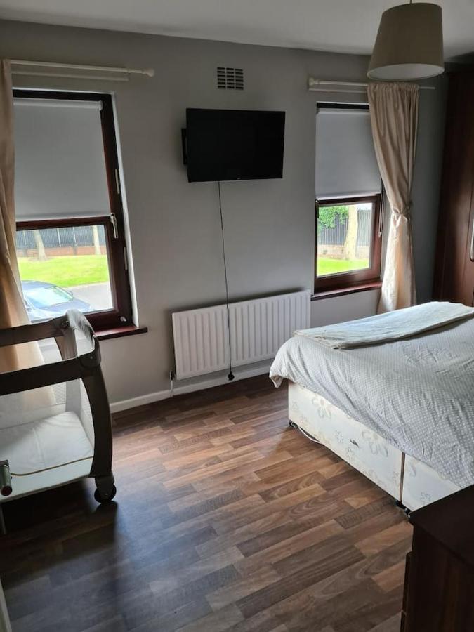 Massive 4 Bed Walking Distance To The Lights, Perfect For Business Trips * Belfast