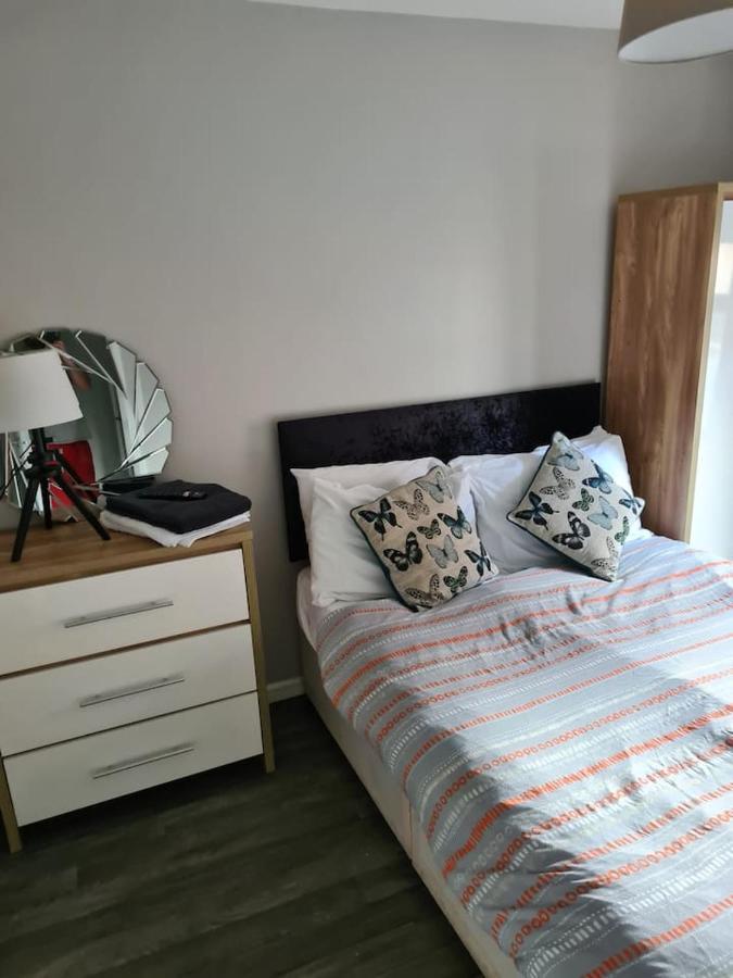 Holiday home Massive 4 Bed Walking Distance To The Lights, Perfect For Business Trips *