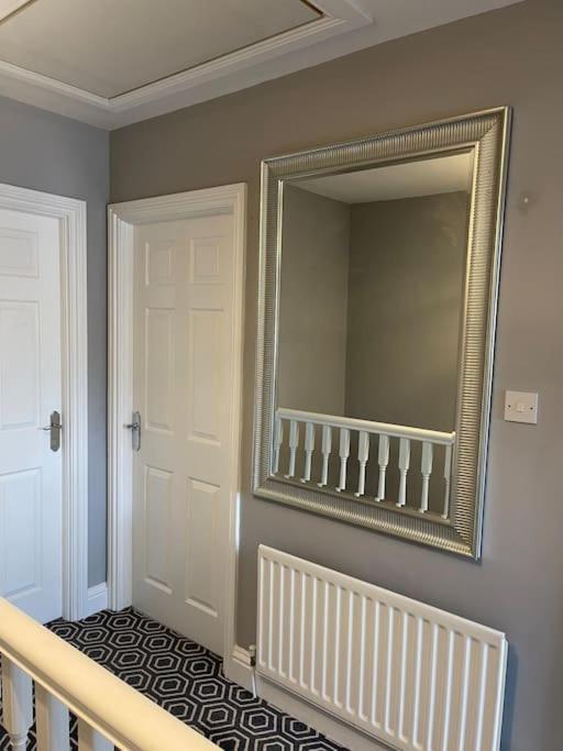 Mayfield Square Apartment *
