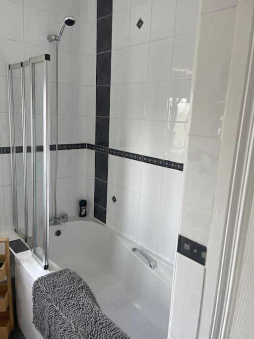 Mayfield Square Apartment *