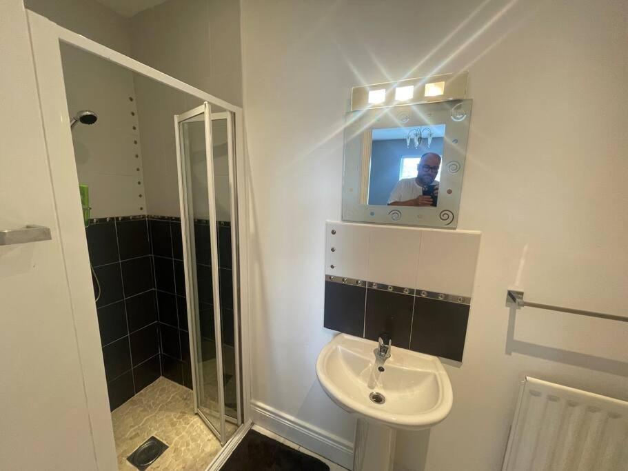 Mayfield Square Apartment *