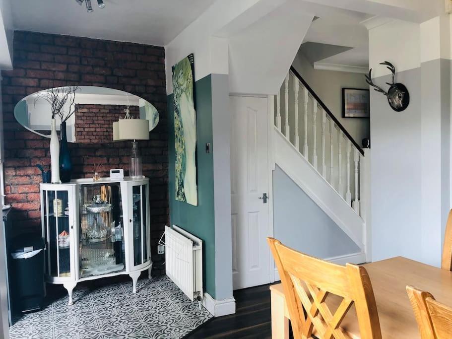 Cosy Two Bed Terraced House 7min Drive From Belfast