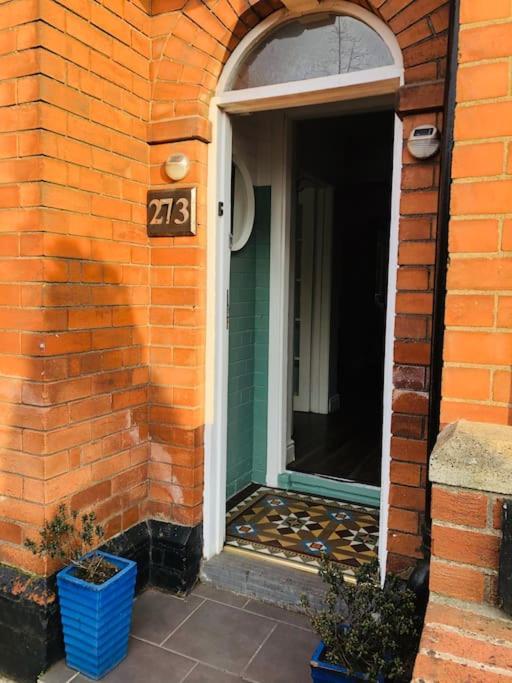 Cosy Two Bed Terraced House 7min Drive From *