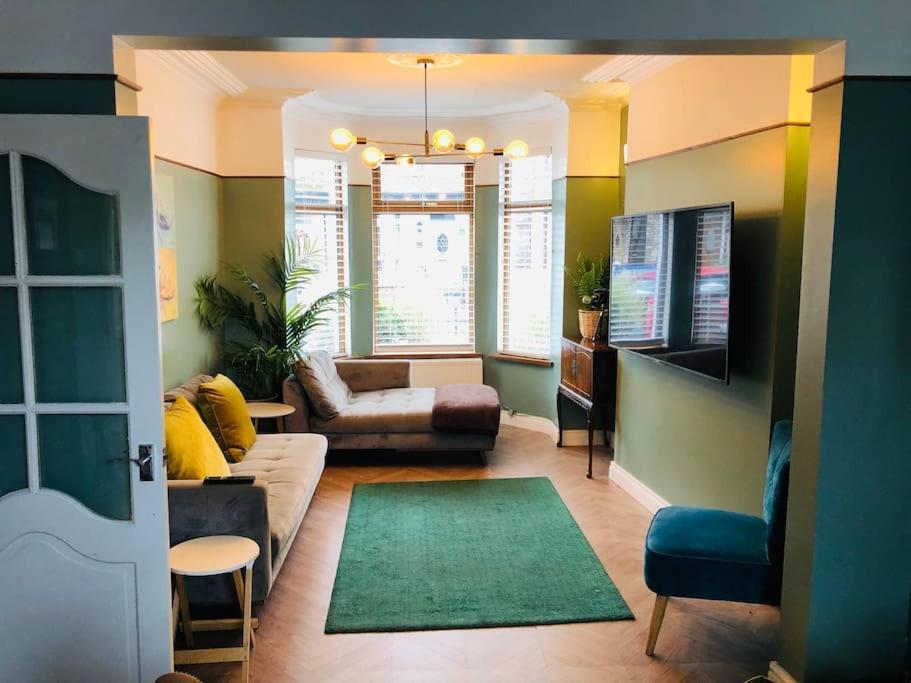 Holiday home Cheerful 4 Bedroom Townhouse, Side Street Parking