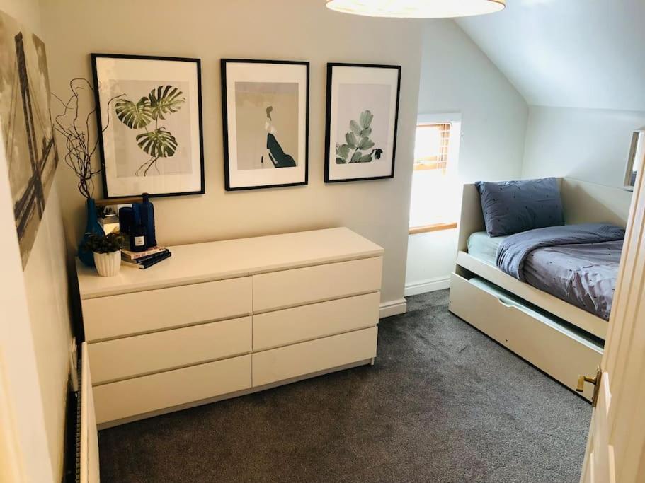 Cheerful 4 Bedroom Townhouse, Side Street Parking *