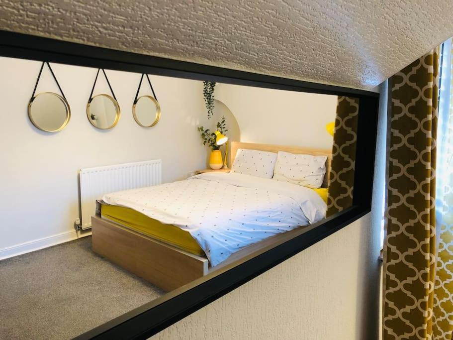 Cheerful 4 Bedroom Townhouse, Side Street Parking Holiday home Belfast