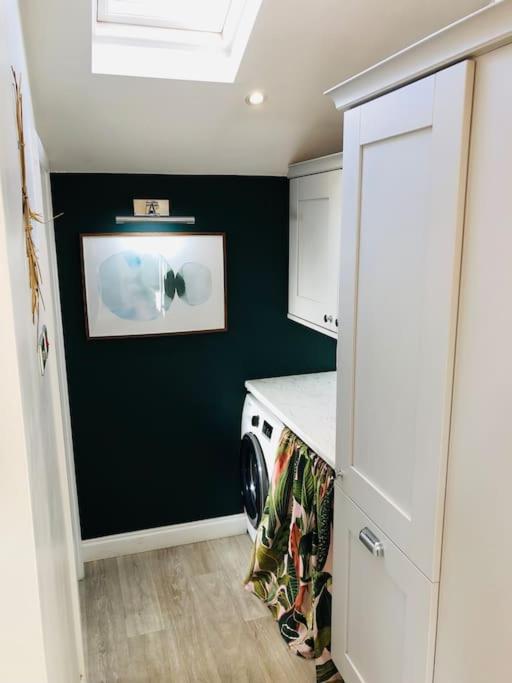 Cheerful 4 Bedroom Townhouse, Side Street Parking *