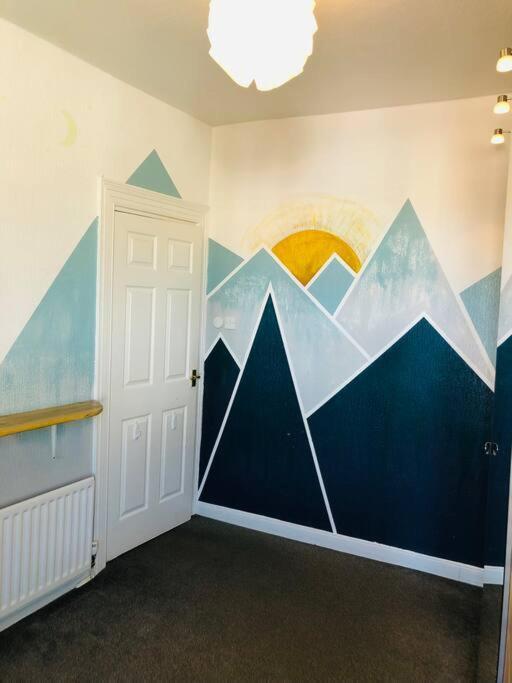 Cheerful 4 Bedroom Townhouse, Side Street Parking Holiday home