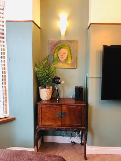 Cheerful 4 Bedroom Townhouse, Side Street Parking *