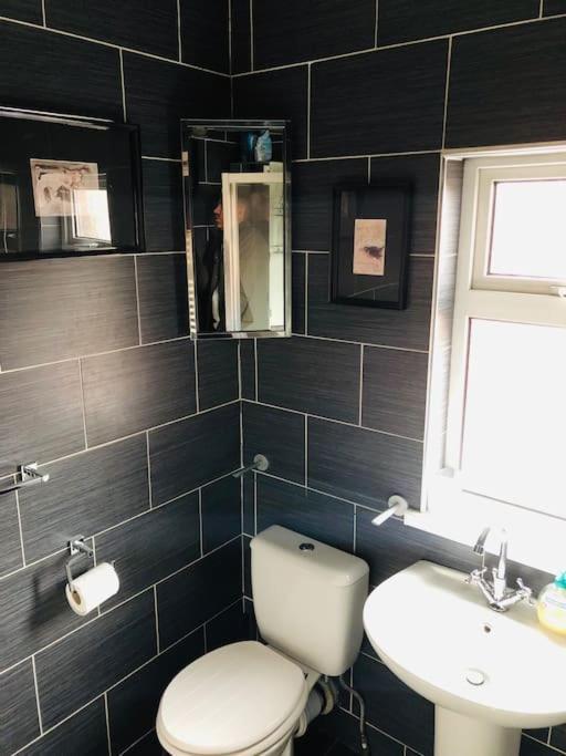 Holiday home Cosy Two Bed Terraced House 7min Drive From *