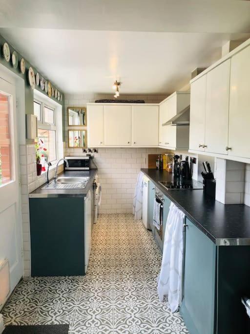 Cosy Two Bed Terraced House 7min Drive From