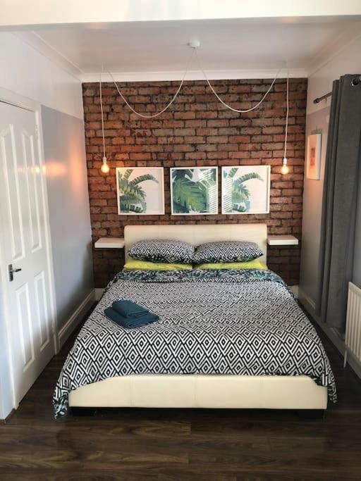 Cosy Two Bed Terraced House 7min Drive From Holiday home *