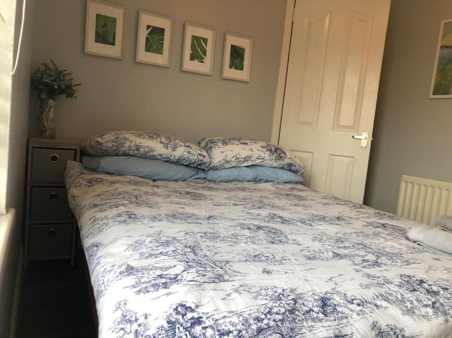 Holiday home Cosy Two Bed Terraced House 7min Drive From *