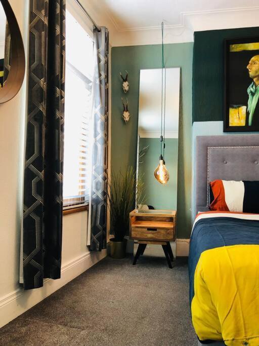 Cheerful 4 Bedroom Townhouse, Side Street Parking * Belfast