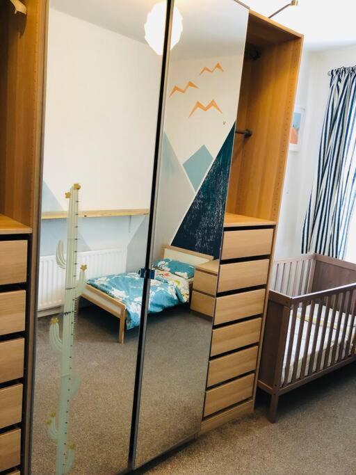 Cheerful 4 Bedroom Townhouse, Side Street Parking Holiday home *
