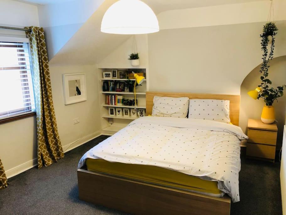 Cheerful 4 Bedroom Townhouse, Side Street Parking Holiday home *