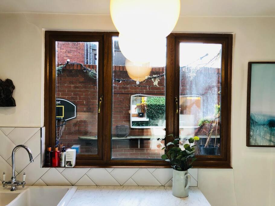 Cheerful 4 Bedroom Townhouse, Side Street Parking Holiday home
