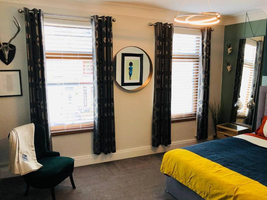 Cheerful 4 Bedroom Townhouse, Side Street Parking Belfast