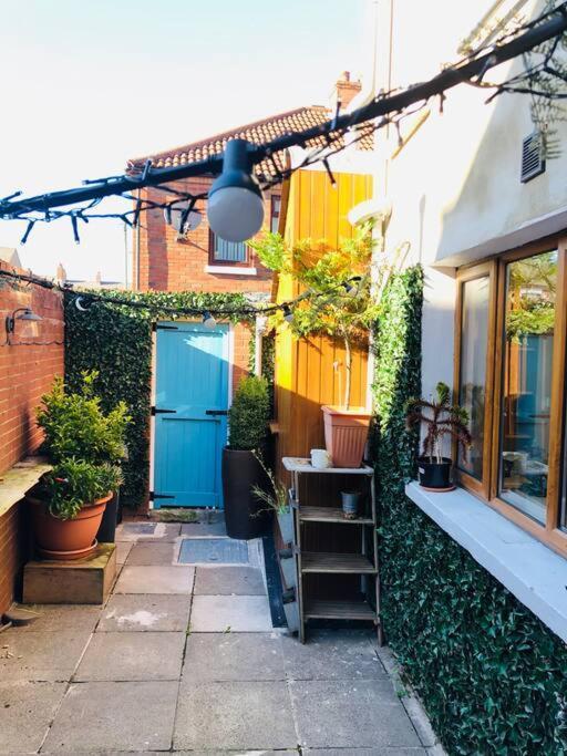 Cheerful 4 Bedroom Townhouse, Side Street Parking *