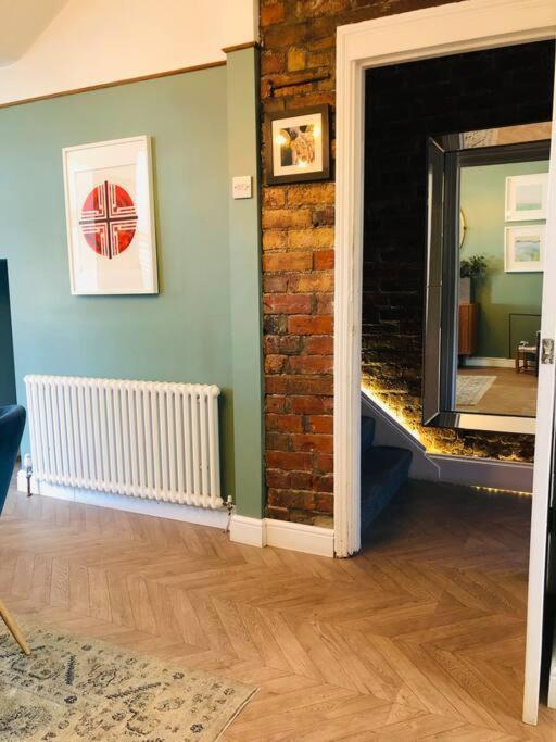 Cheerful 4 Bedroom Townhouse, Side Street Parking * Belfast