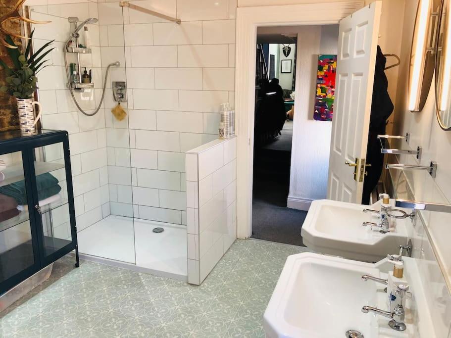 Cheerful 4 Bedroom Townhouse, Side Street Parking Holiday home Belfast