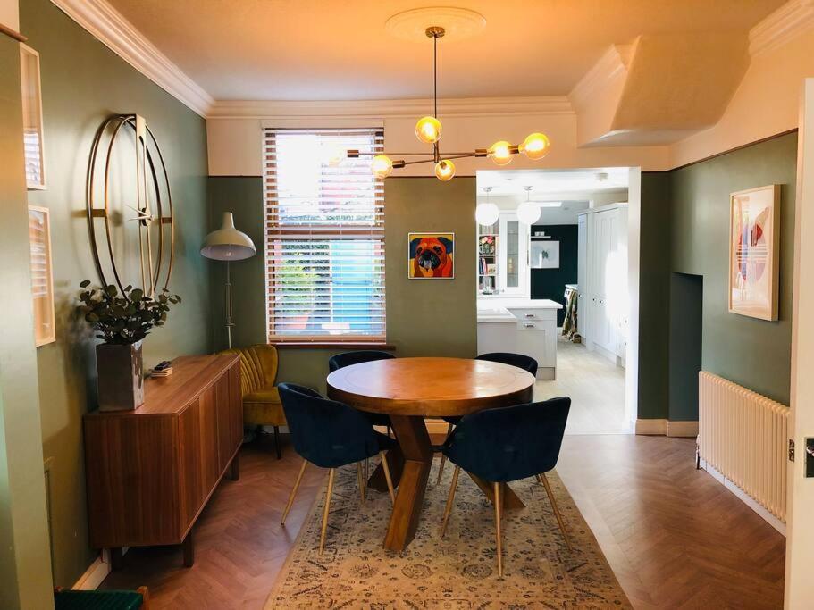 Cheerful 4 Bedroom Townhouse, Side Street Parking *