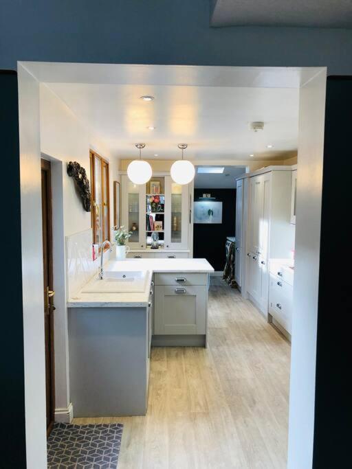 Cheerful 4 Bedroom Townhouse, Side Street Parking * Belfast