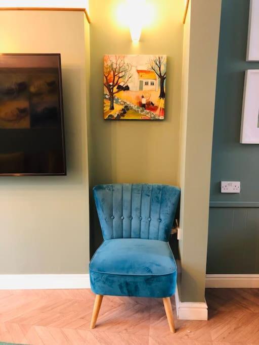 Cheerful 4 Bedroom Townhouse, Side Street Parking * Belfast