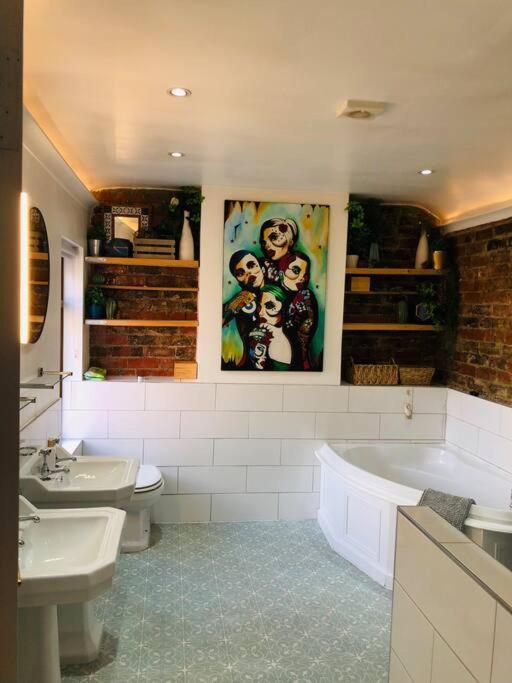 Cheerful 4 Bedroom Townhouse, Side Street Parking Holiday home Belfast
