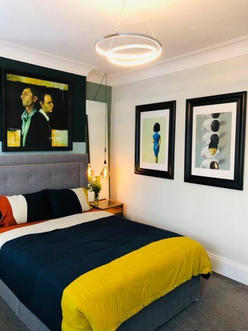 Cheerful 4 Bedroom Townhouse, Side Street Parking * Belfast