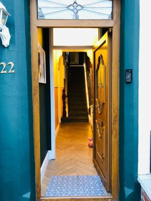 Cheerful 4 Bedroom Townhouse, Side Street Parking Holiday home