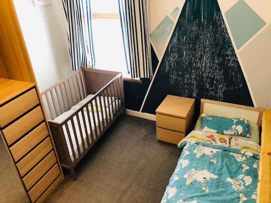 Cheerful 4 Bedroom Townhouse, Side Street Parking Belfast