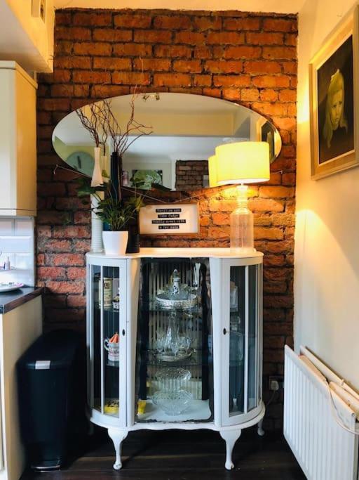 Cosy Two Bed Terraced House 7min Drive From Belfast