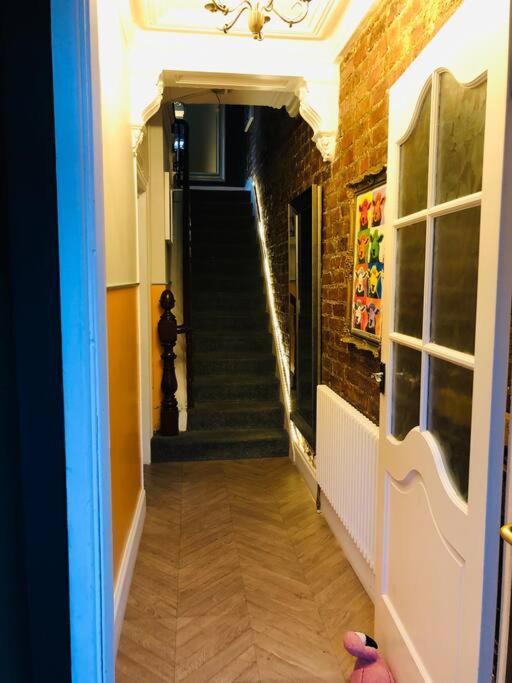 Cheerful 4 Bedroom Townhouse, Side Street Parking * Belfast