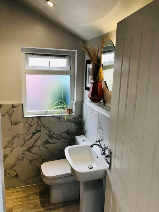Holiday home Cheerful 4 Bedroom Townhouse, Side Street Parking
