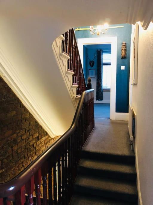 Cheerful 4 Bedroom Townhouse, Side Street Parking * Belfast