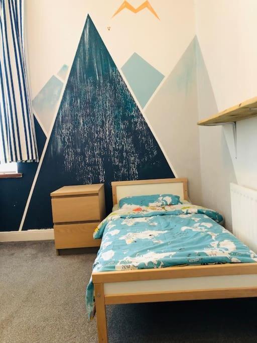 Cheerful 4 Bedroom Townhouse, Side Street Parking Belfast