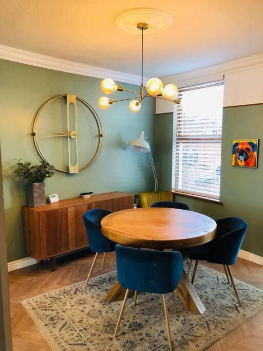 Cheerful 4 Bedroom Townhouse, Side Street Parking