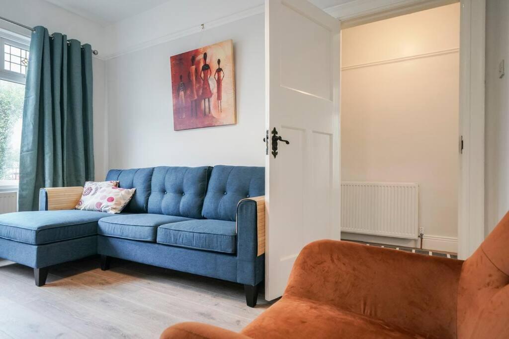 Close To City Centre Stylish 3 Bedroom House * Belfast